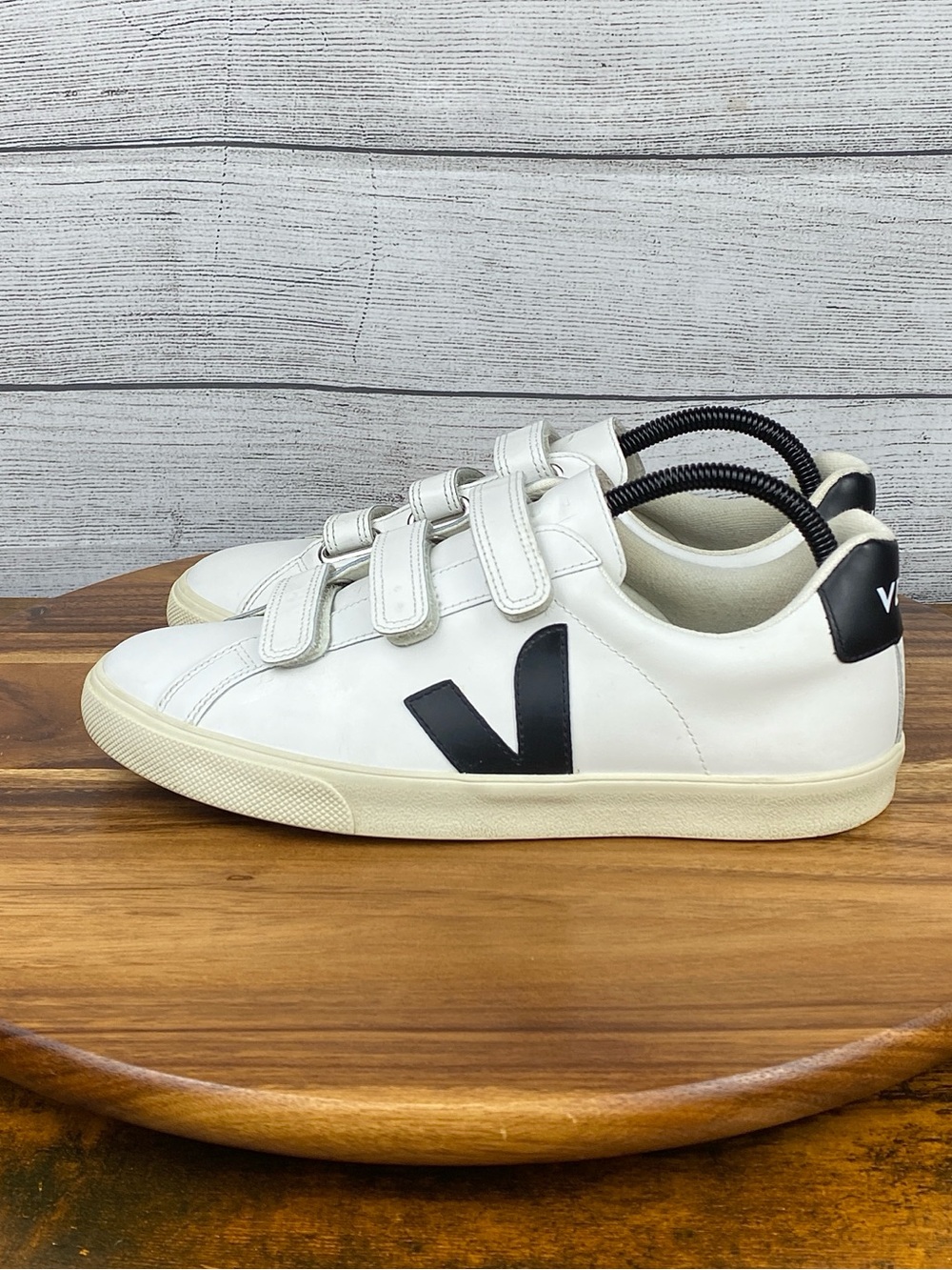 VEJA Recife Leather Low Top Sneakers Hook & Loop Straps Women’s Shoe Size 9